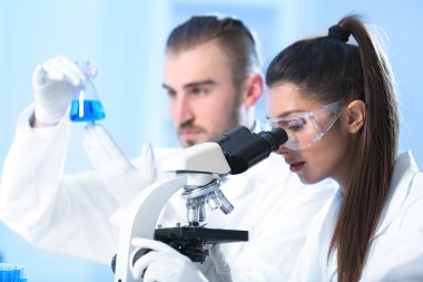 Tıbbi teknisyenler laboratuvarda çalışan