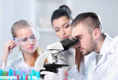 Tıbbi teknisyenler laboratuvarda çalışan
