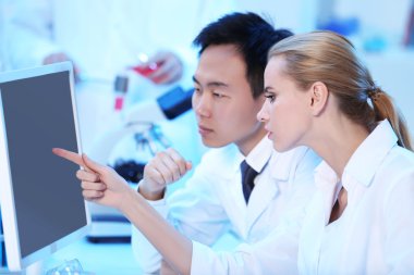 Tıbbi teknisyenler laboratuvarda çalışan