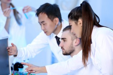 Tıbbi teknisyenler laboratuvarda çalışan