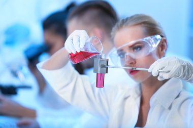 Tıbbi teknisyenler laboratuvarda çalışan