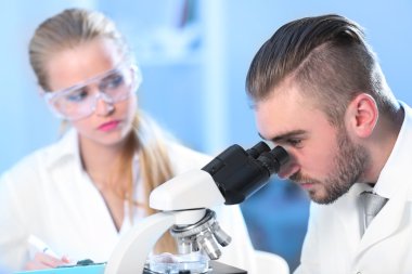 Tıbbi teknisyenler laboratuvarda çalışan