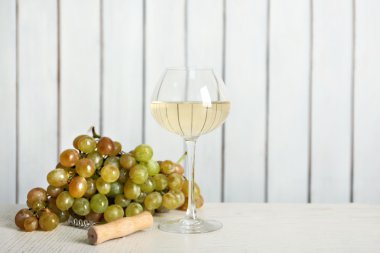 ahşap zemin üzerinde üzüm ve şarap