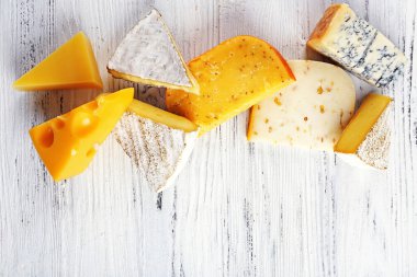 Beyaz ahşap zemin, kopya alanı üzerine peynir çeşitleri