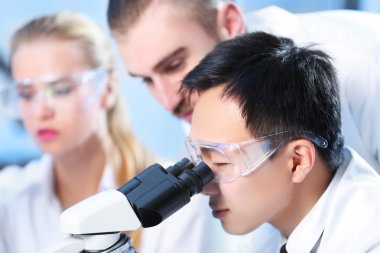 Tıbbi teknisyenler laboratuvarda çalışan