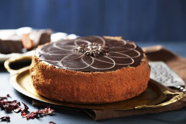 Tepsi, renk ahşap arka plan üzerinde lezzetli çikolatalı kek