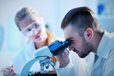 Tıbbi teknisyenler laboratuvarda çalışan