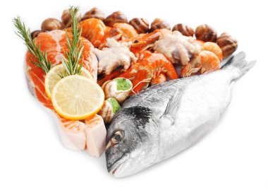 Deniz ürünleri üzerine beyaz izole