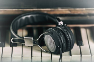 Piyano klavyesinde kulaklık