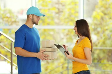 Genç kadın ve kurye