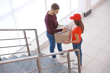 Genç adam ve kadın kurye 