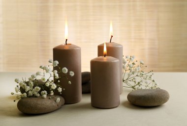 Yanan mumlar çiçeklerle 