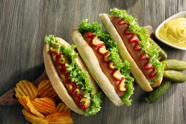 Lezzetli cips ile hot-dogs