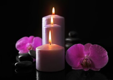 Kompozisyon orkide, çakıl ve mumlar