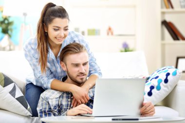 Bir dizüstü bilgisayar ile masada çalışma çift