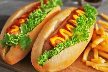 Lezzetli Fransız kızartması ile hot-dogs