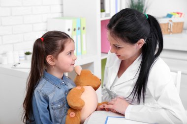 Çocuk ile oynarken doktor 