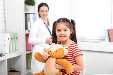 Çocuk ile oynarken doktor 