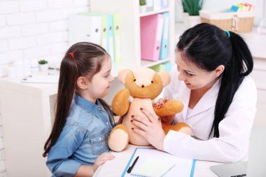Çocuk ile oynarken doktor 