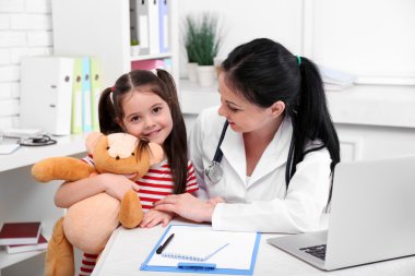 Çocuk ile oynarken doktor 