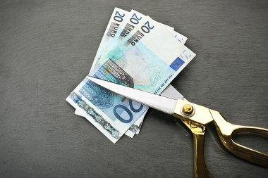 Altın makas para kesmek