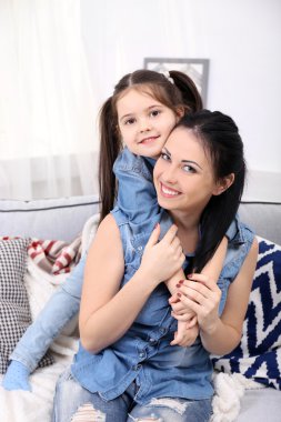 Anne ve kızı kanepe