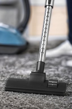 Odayı temizleyen kadın. 