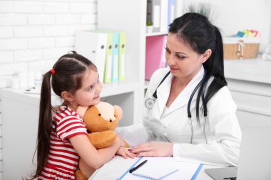 Çocuk ile oynarken doktor 