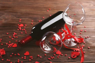 şarap şişesi ve bardaklar  