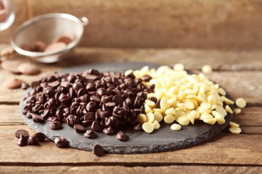 Gemide, çikolata morsels ahşap arka plan üzerinde