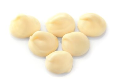 Beyaz çikolata morsels üzerinde beyaz izole