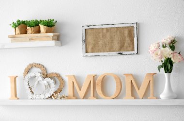 Ahşap dekor ve çiçekler