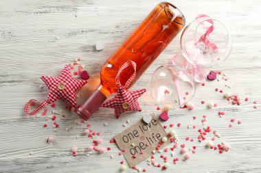 Kavram - şarap şişe süslemeleri Beyaz ahşap zemin üzerinde ile aşk, yakın çekim