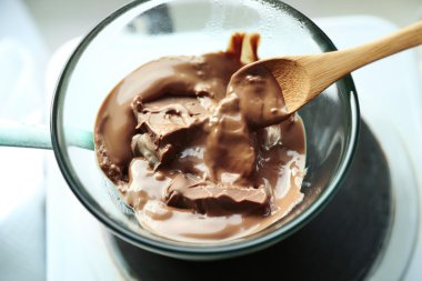 Çikolata ocakta erime