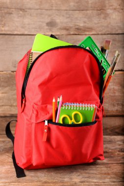 Kırmızı sırt çantası ile renkli sabit 