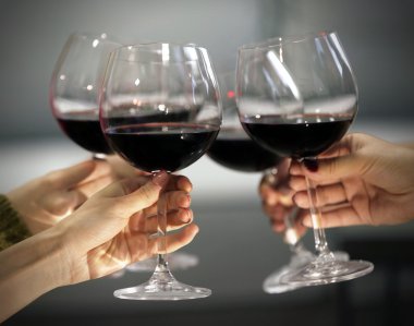 Bir kadeh kırmızı şarap. 