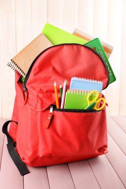 Kırmızı sırt çantası ile renkli sabit 