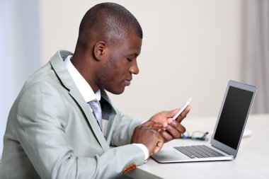 dizüstü bilgisayar ile yakışıklı işadamı