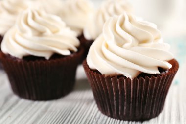 Ahşap masa üzerinde beyaz top kek