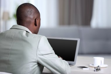 dizüstü bilgisayar ile yakışıklı işadamı