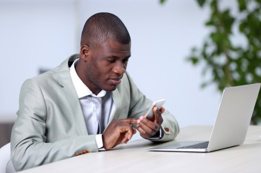 dizüstü bilgisayar ile yakışıklı işadamı