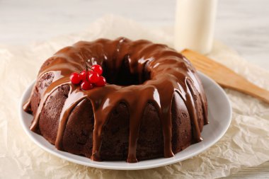 Bir şişe süt bir tablo ile çikolatalı kek