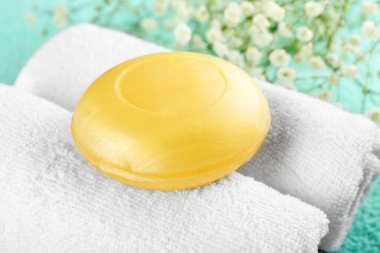 havlu üzerinde sarı sabunu 