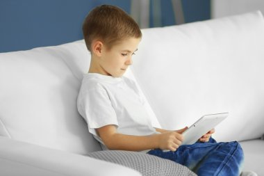 küçük çocuk tablet kullanma 