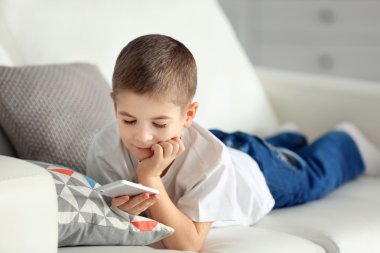 Cep telefonu kullanan çocuk