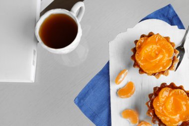 Tatlı kek masada, mandalina ile yakın çekim