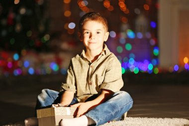Hediye kutusu olan küçük çocuk.