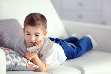 Cep telefonu kullanan çocuk