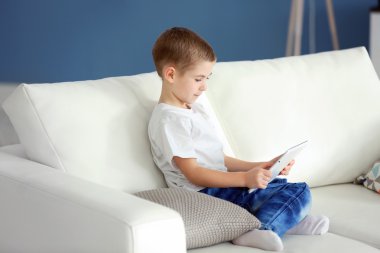 küçük çocuk tablet kullanma 