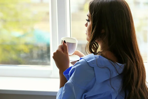 Mujer joven bebiendo café — Foto de Stock